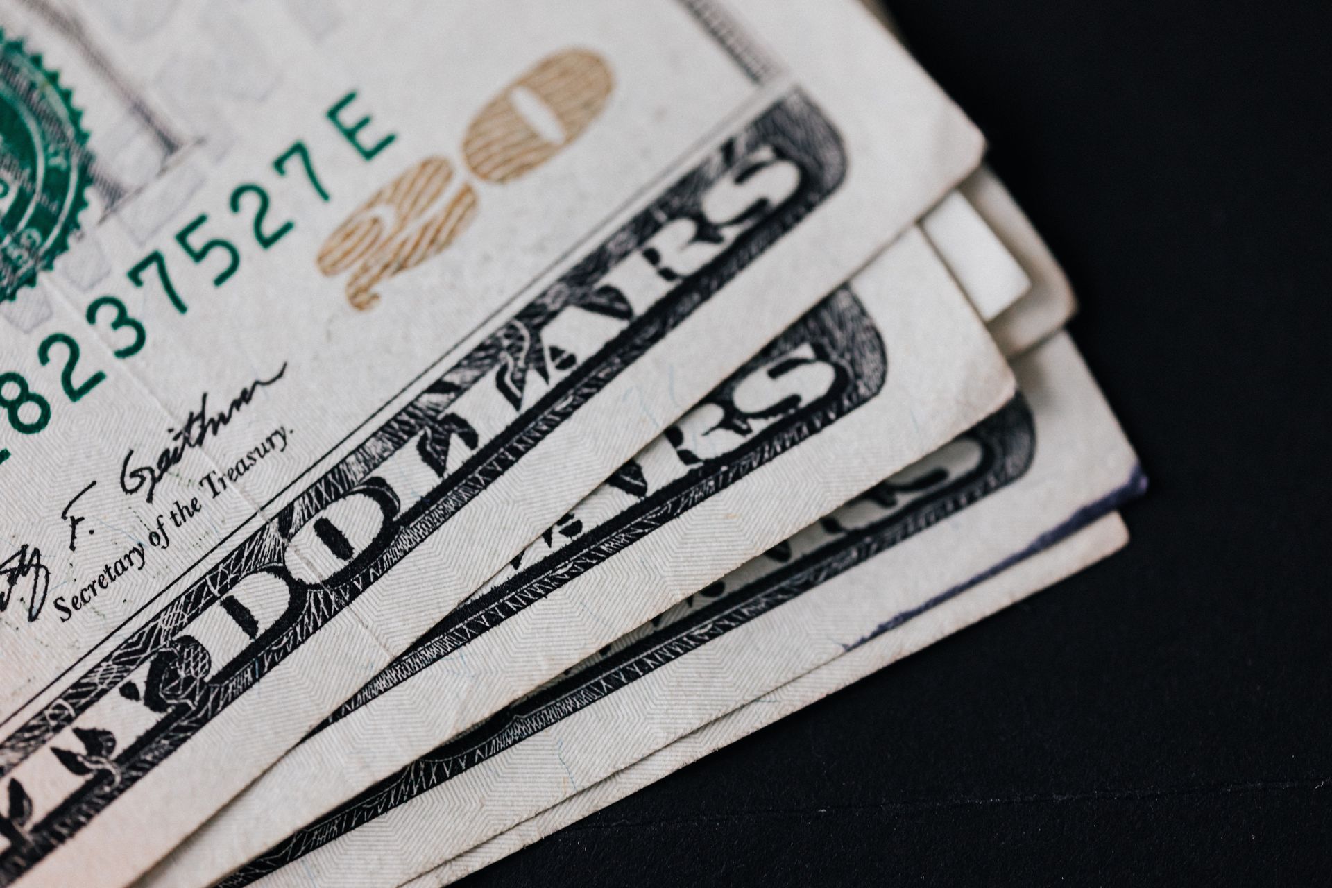 Dólar passa a cair contra real com agenda do Congresso e falas de Bolsonaro no radar