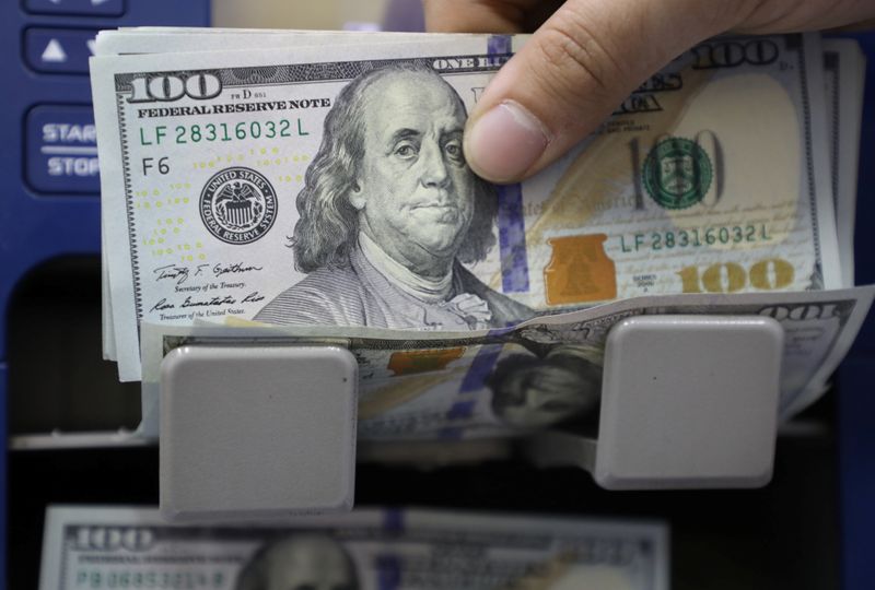 Dólar devolve ganhos contra real com foco em resolução de impasse orçamentário